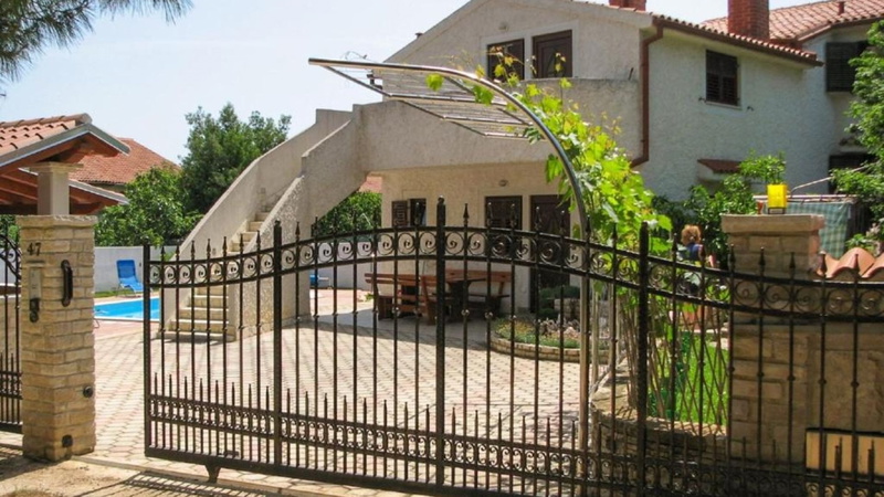 Apartment Biserka 2 with shared pool