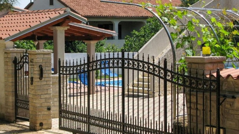 Apartment Biserka 2 with shared pool