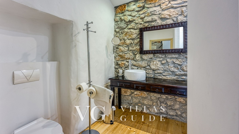 Villa Menta 1 - indigenous stone house Kupaonica