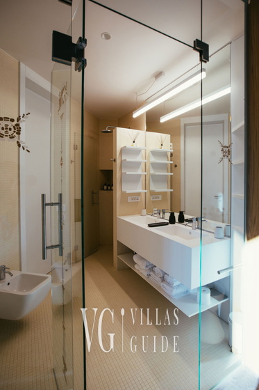 Villa Calvia Crispinilla Badezimmer