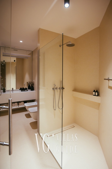 Villa Calvia Crispinilla Badezimmer