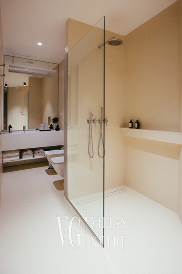 Villa Calvia Crispinilla Bathroom
