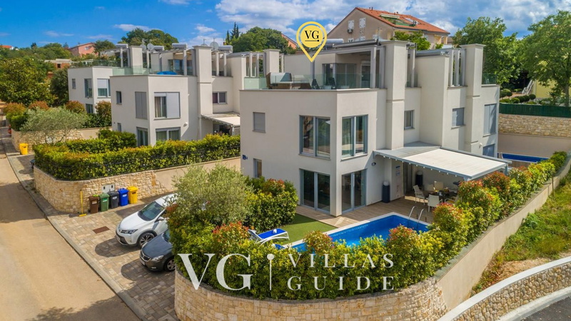 Sky & Sea Luxury Home Garden and property exterior