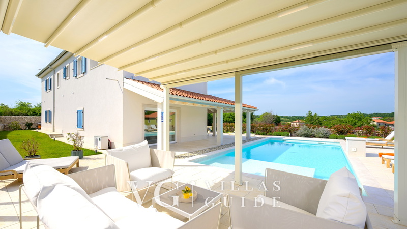 Villa Corsa Garden and property exterior