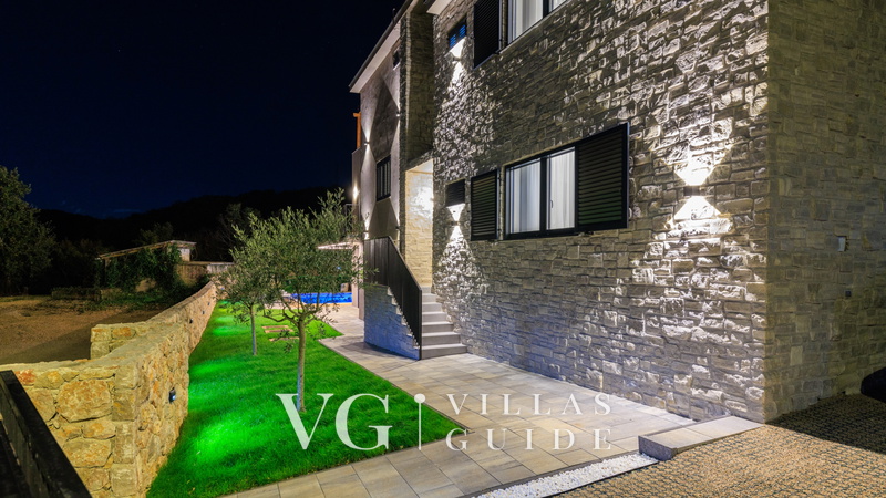Villa Le Maris Garden and property exterior