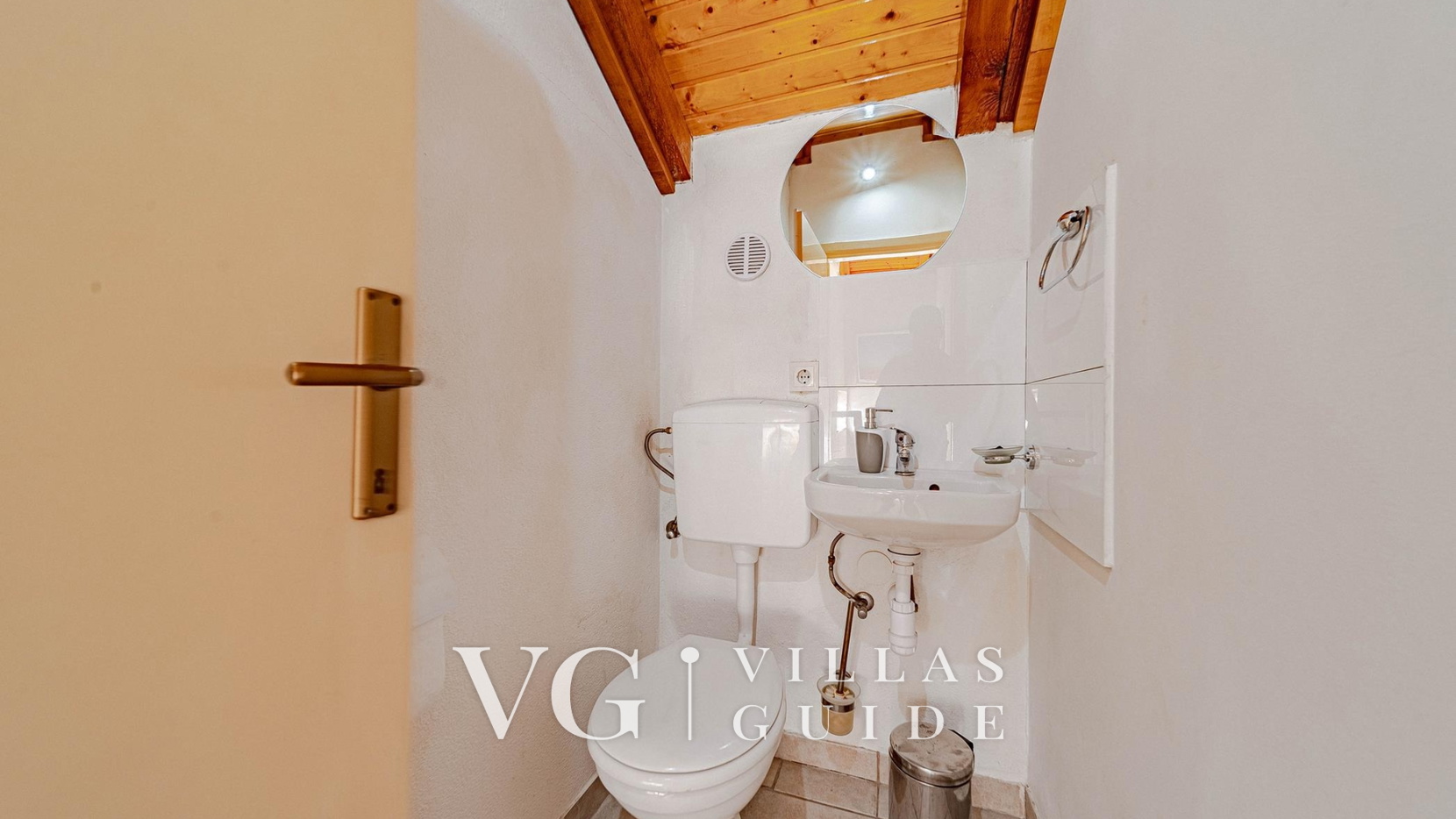 Holiday Home Ivan with heated pool WC za goste