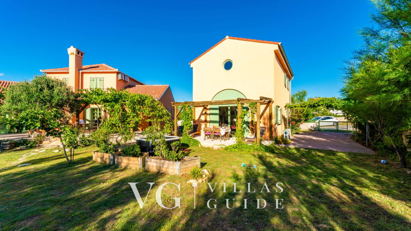 Holiday home Kolo loko cottage Garden and property exterior