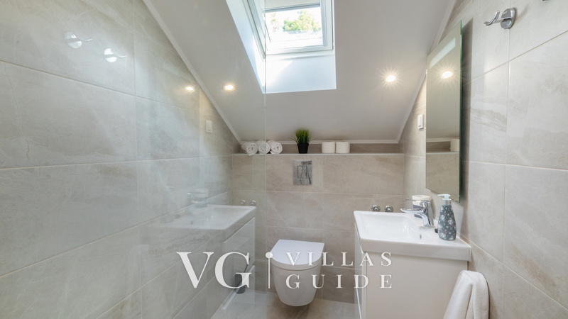 House Bolero with pool Kupaonica