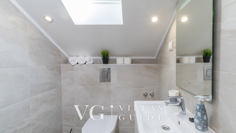 House Bolero with pool Kupaonica