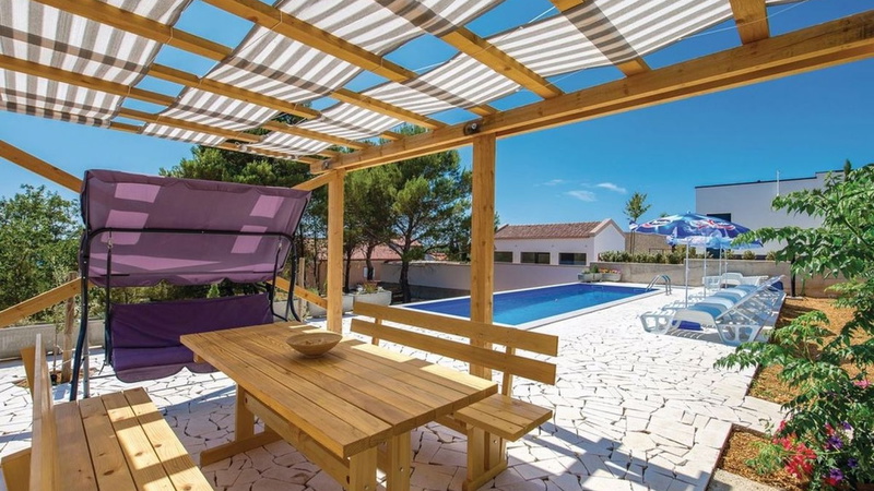 Apartment with pool Lucia