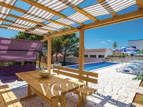 Apartment with pool Lucia