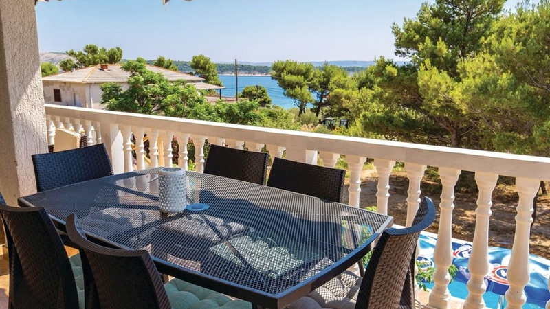 Apartment with pool Lucia