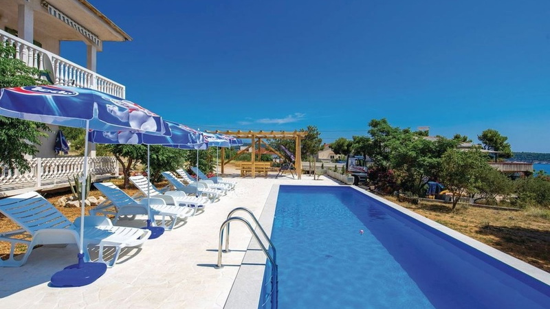 Apartment with pool Lucia