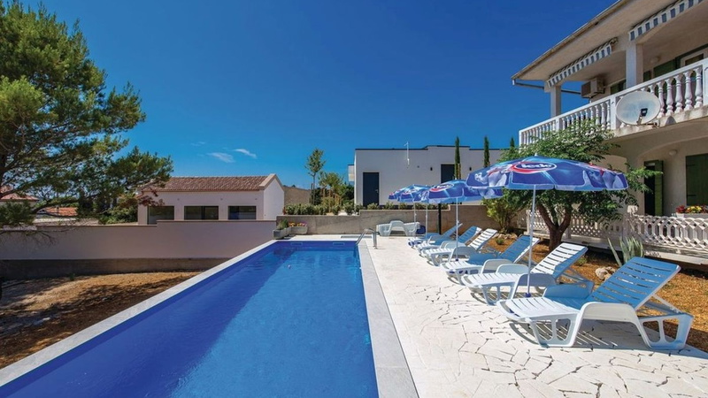 Apartment with pool Lucia