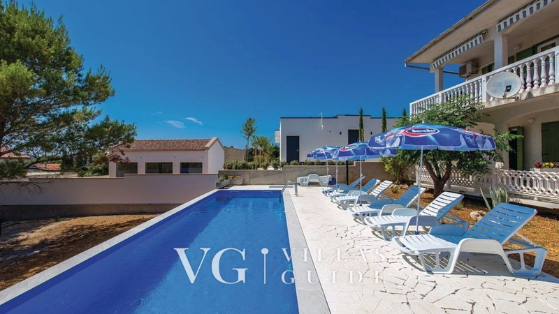 Apartment with pool Lucia Piscina