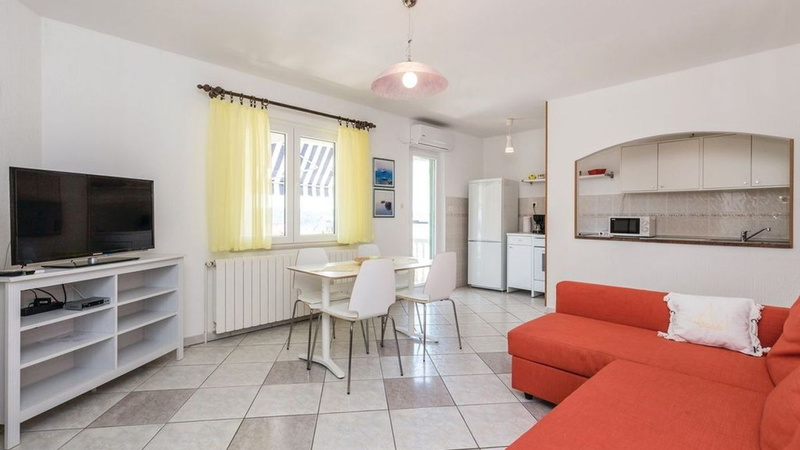 Apartment with pool Lucia