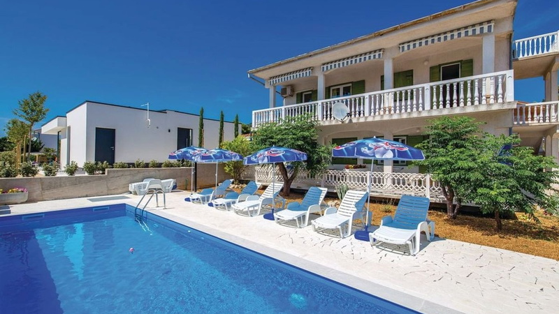 Apartment with pool Kristina