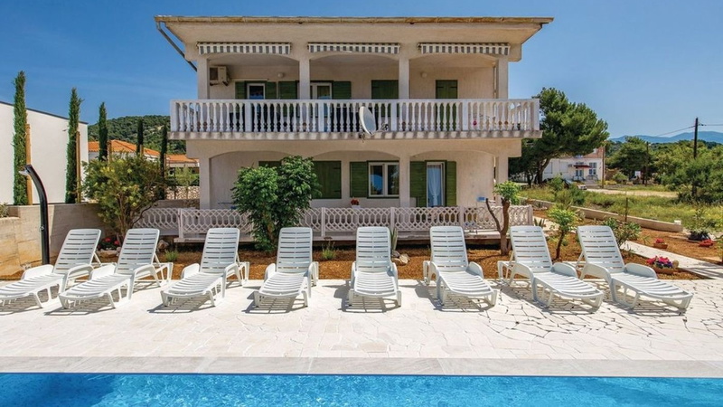 Apartment with pool Kristina