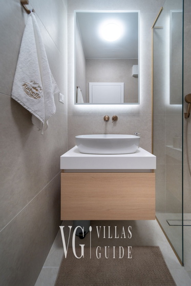 Villa Rabella – private luxury villa Croatia island Kupaonica