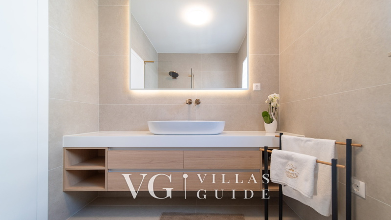 Villa Rabella – private luxury villa Croatia island Kupaonica