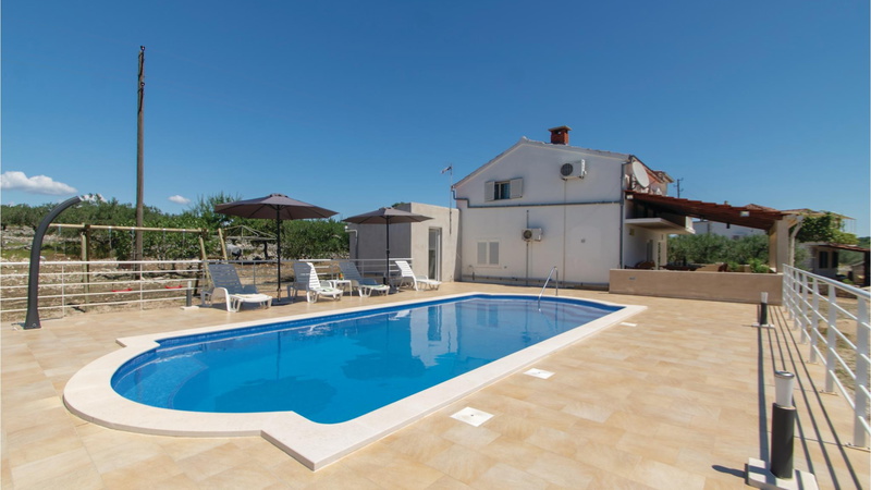 House Pelegrin with pool