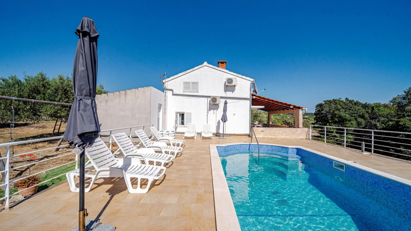 House Pelegrin with pool