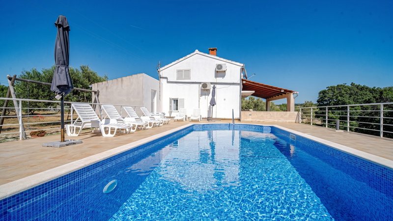 House Pelegrin with pool