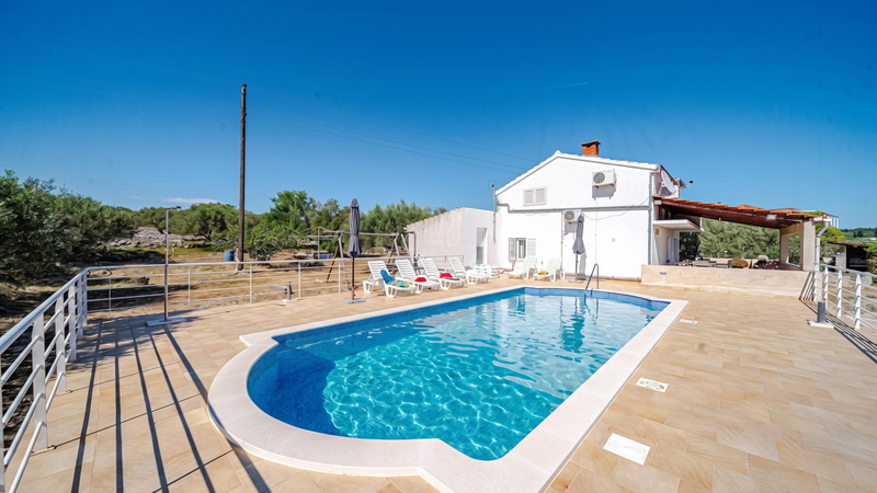 House Pelegrin with pool