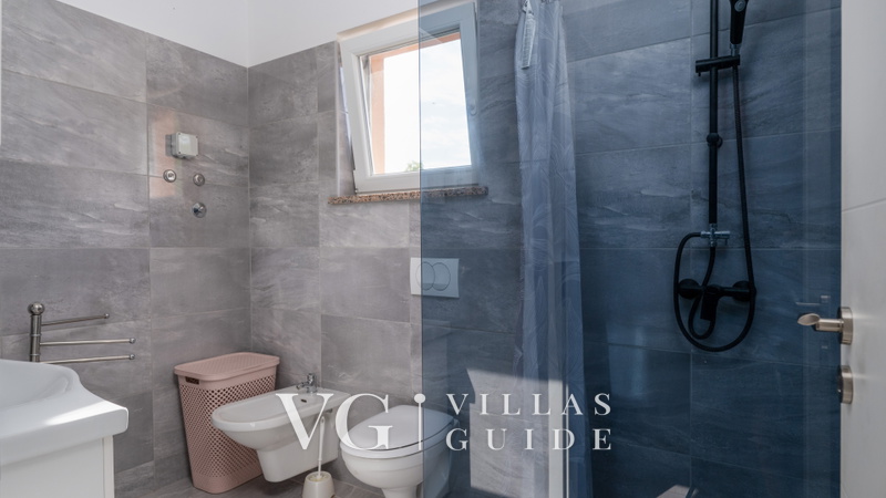 Villa Paola – Private Pool, Whirlpool & Family Activities Kupaonica
