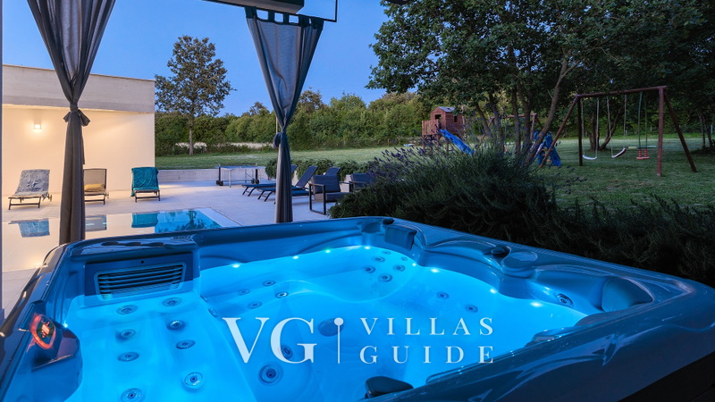 Villa Bateli Garden and property exterior
