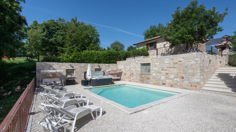 Villa Zebo – Rustic Stone House with Private Pool & Whirlpool