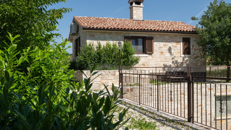 Villa Zebo – Rustic Stone House with Private Pool & Whirlpool