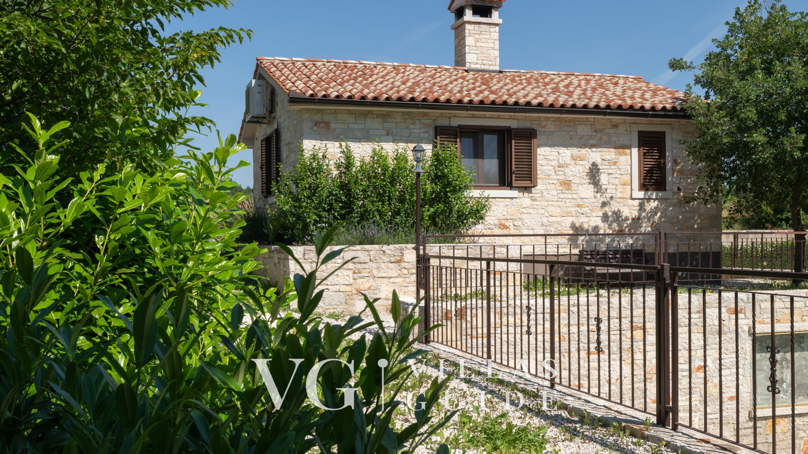 Villa Zebo – Rustic Stone House with Private Pool & Whirlpool Garden and property exterior