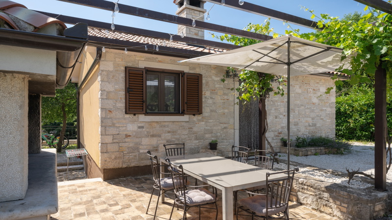 Villa Zebo – Rustic Stone House with Private Pool & Whirlpool