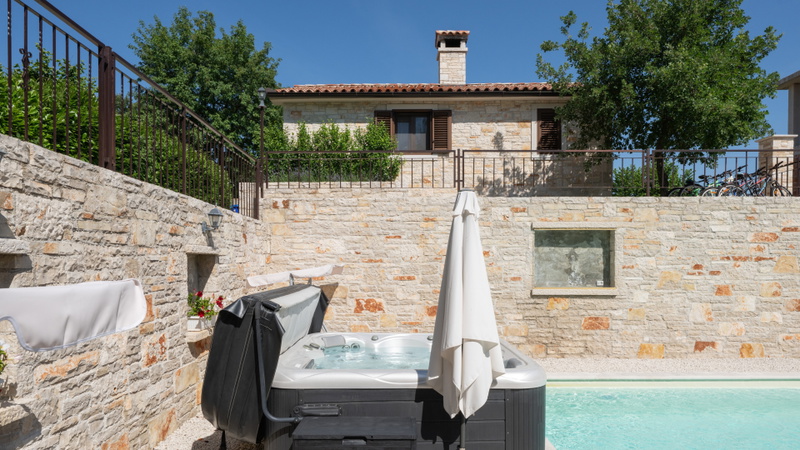 Villa Zebo – Rustic Stone House with Private Pool & Whirlpool