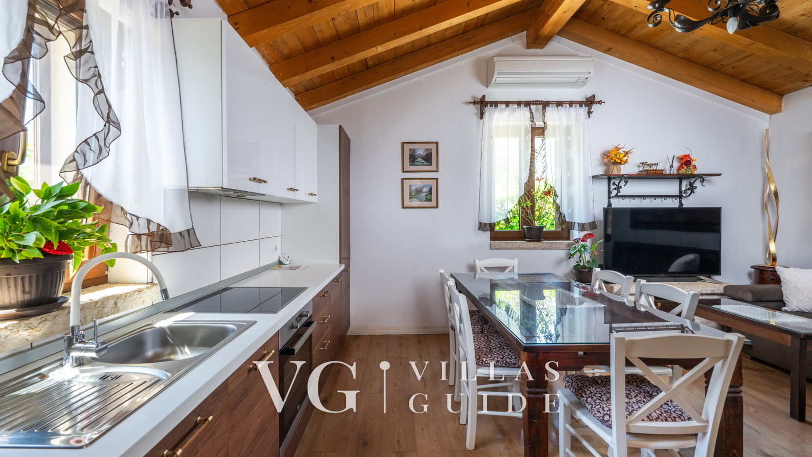 Villa Zebo – Rustic Stone House with Private Pool & Whirlpool Kitchen
