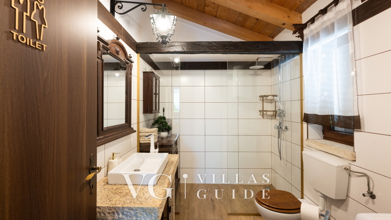 Villa Zebo – Rustic Stone House with Private Pool & Whirlpool Bathroom