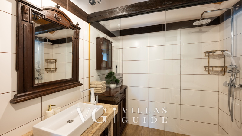 Villa Zebo – Rustic Stone House with Private Pool & Whirlpool Bathroom