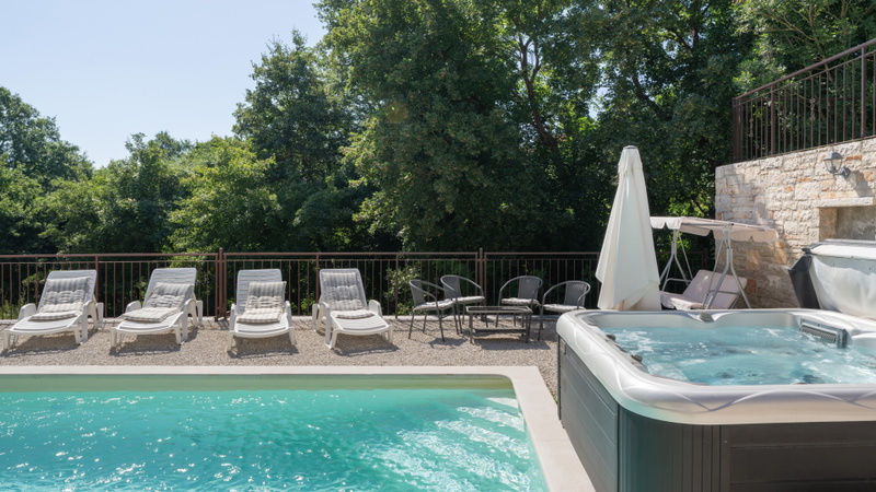 Villa Zebo – Rustic Stone House with Private Pool & Whirlpool