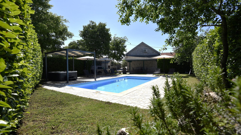 Villa Manuella - Kamena oaza sa bazenom i whirpoolom