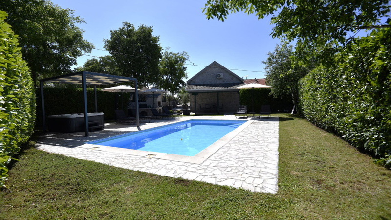 Villa Manuella - Kamena oaza sa bazenom i whirpoolom