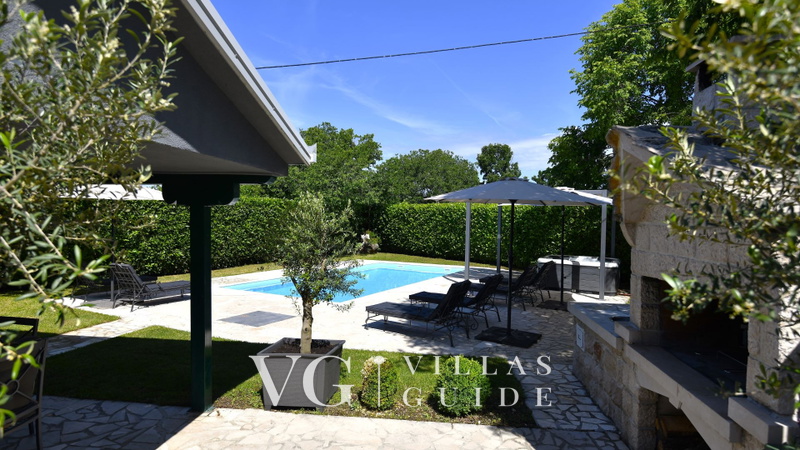 Villa Manuella - Kamena oaza sa bazenom i whirpoolom Garten und Außenbereich