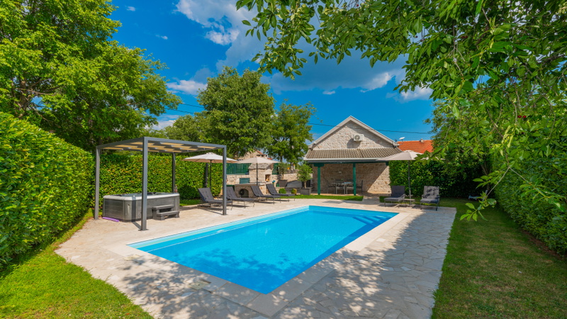 Villa Manuella - Kamena oaza sa bazenom i whirpoolom