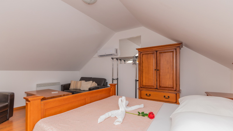 Villa Manuella - Kamena oaza sa bazenom i whirpoolom