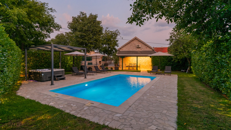 Villa Manuella - Kamena oaza sa bazenom i whirpoolom