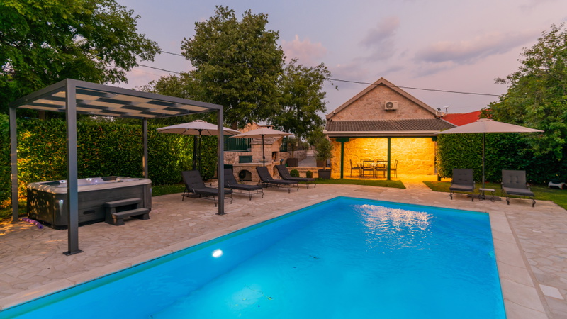 Villa Manuella - Kamena oaza sa bazenom i whirpoolom