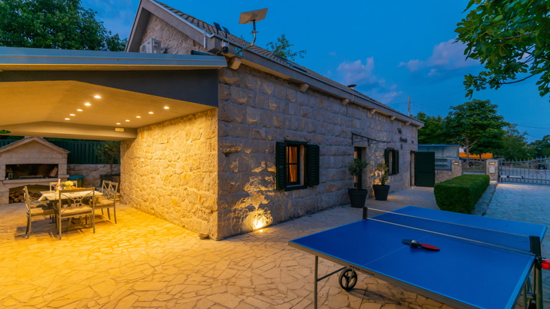 Villa Manuella - Kamena oaza sa bazenom i whirpoolom