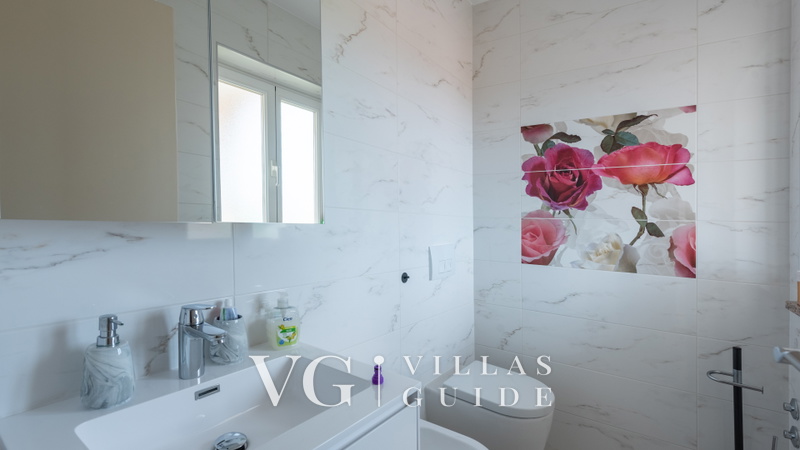 Apartman Mihaela with pool Badezimmer