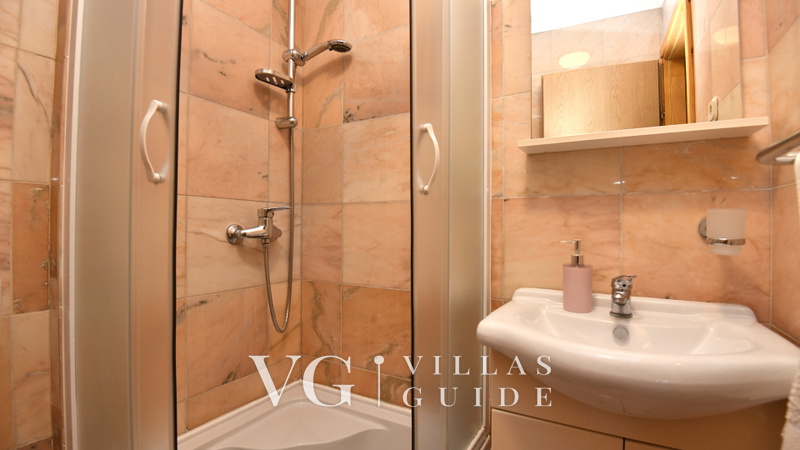 Holiday Home Volat -Baška Voda Badezimmer