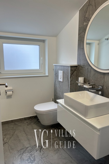 Casa Belladonna for 8 Bathroom